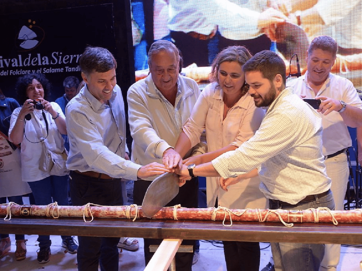 Presentaron en Tandil un salame de 41,9 metros y es el más largo del mundo