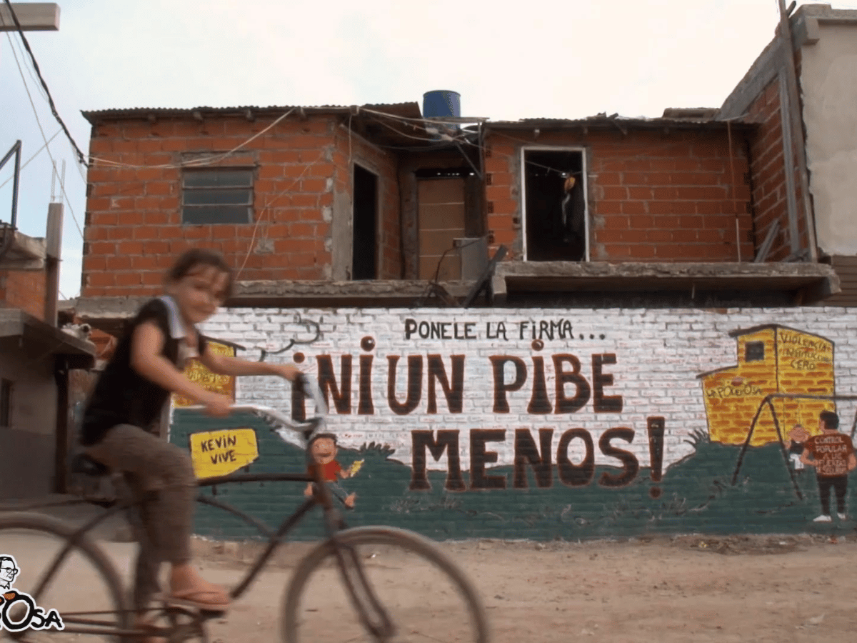 "Ni un pibe menos", el filme que  desnuda la ausencia estatal  en los barrios marginados