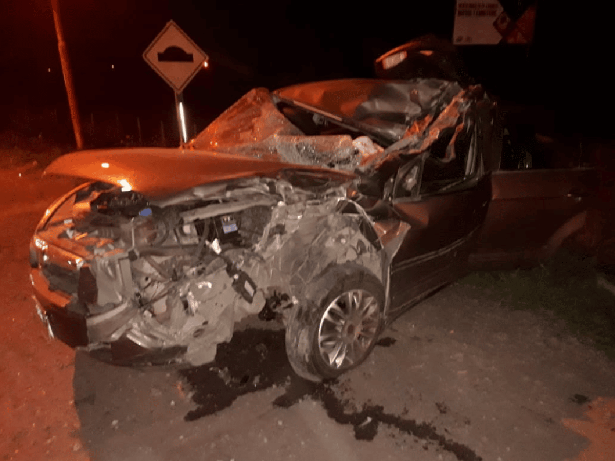 Un auto chocó con la parte trasera de un camión en El Tío: un herido