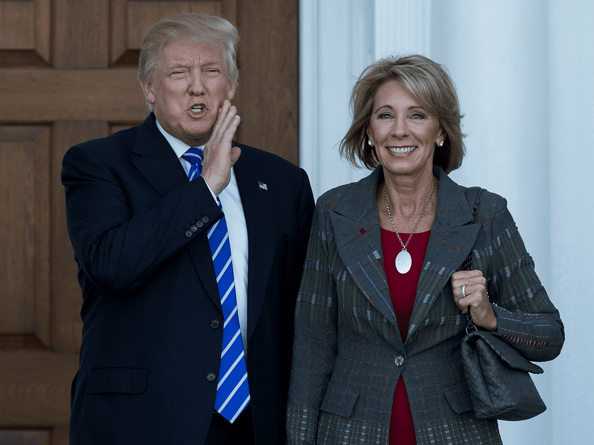 La polémica secretaria de Educación de Trump,  opositora de la escuela pública, racista y homofóbica  