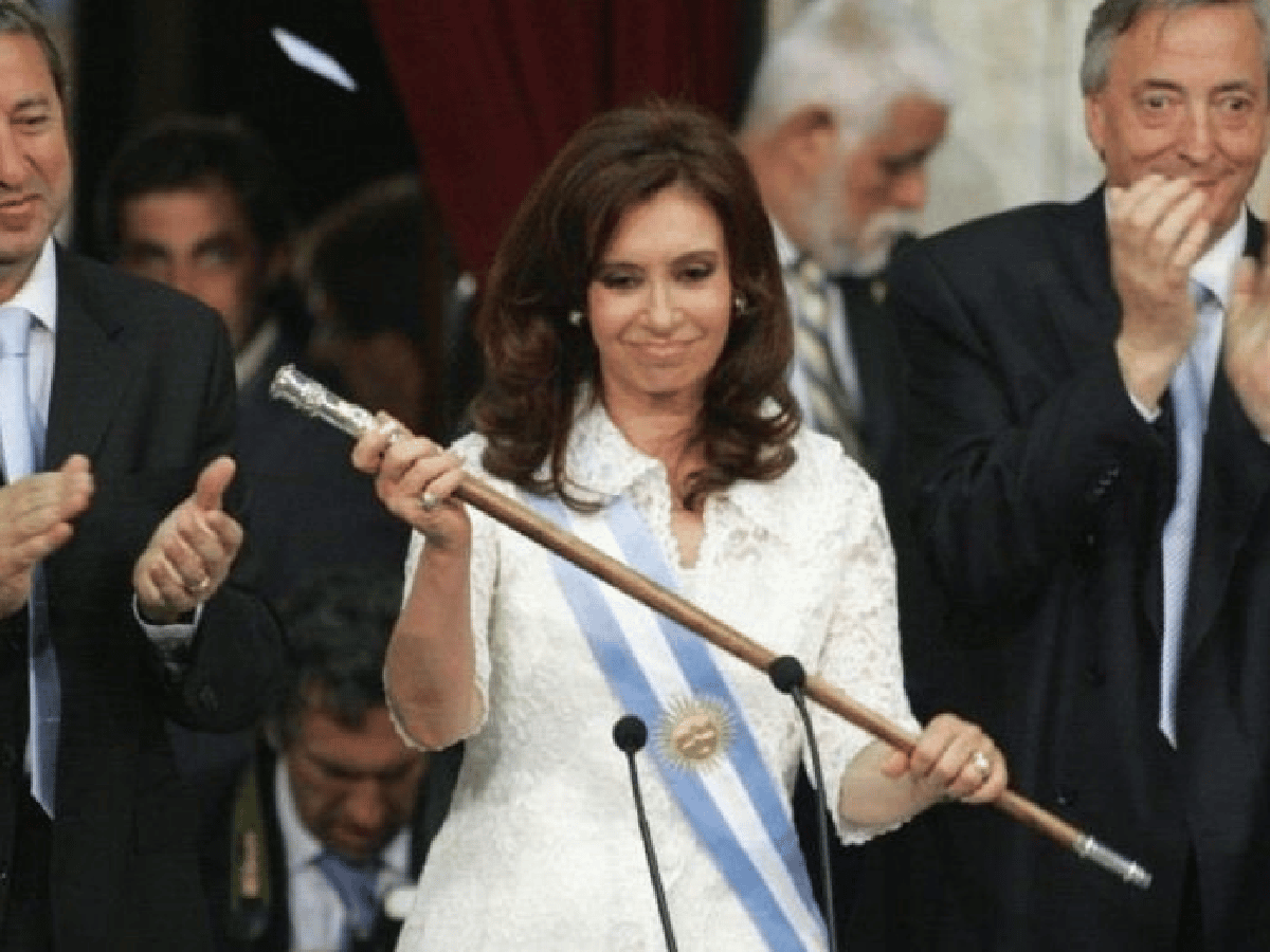 Bonadio ordenó que le devuelvan las bandas y bastones presidenciales a Cristina Kirchner 