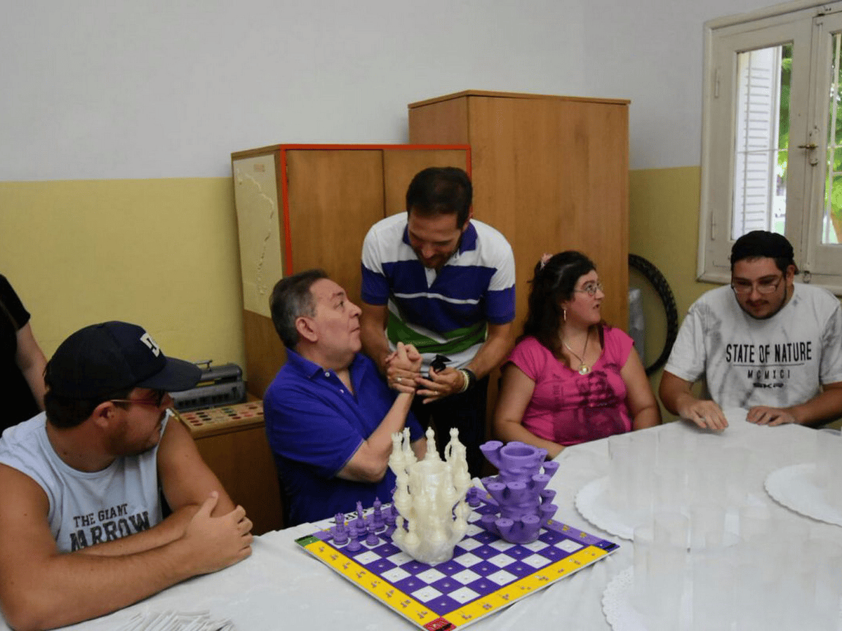 Jóvenes de Villa María armaron un ajedrez para personas no videntes 