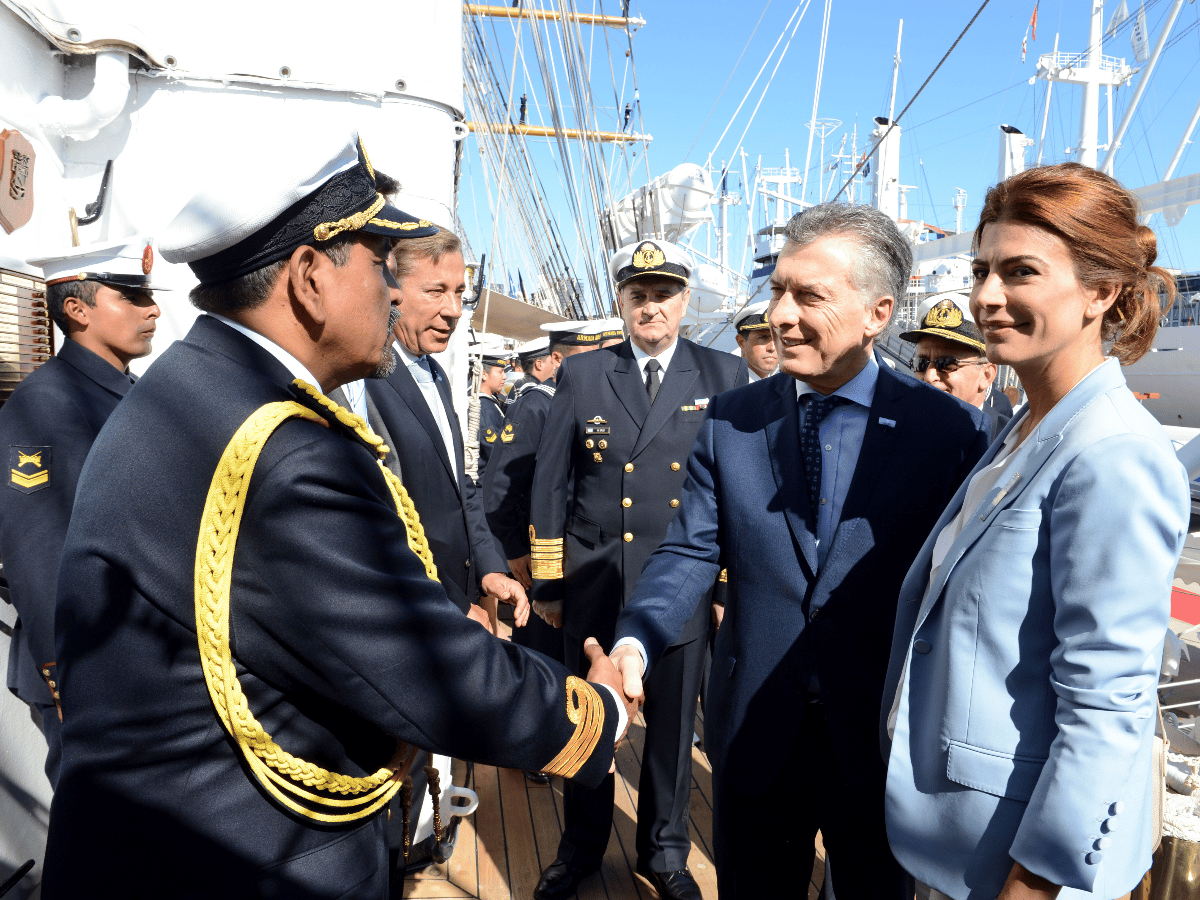 Desde Alemania, Macri celebró el Día de la Independencia a bordo de la Fragata Libertad