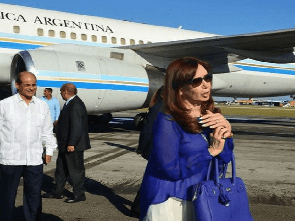 Tras los anuncios del Gobierno, Cristina Kirchner viajó a Cuba a visitar a su hija