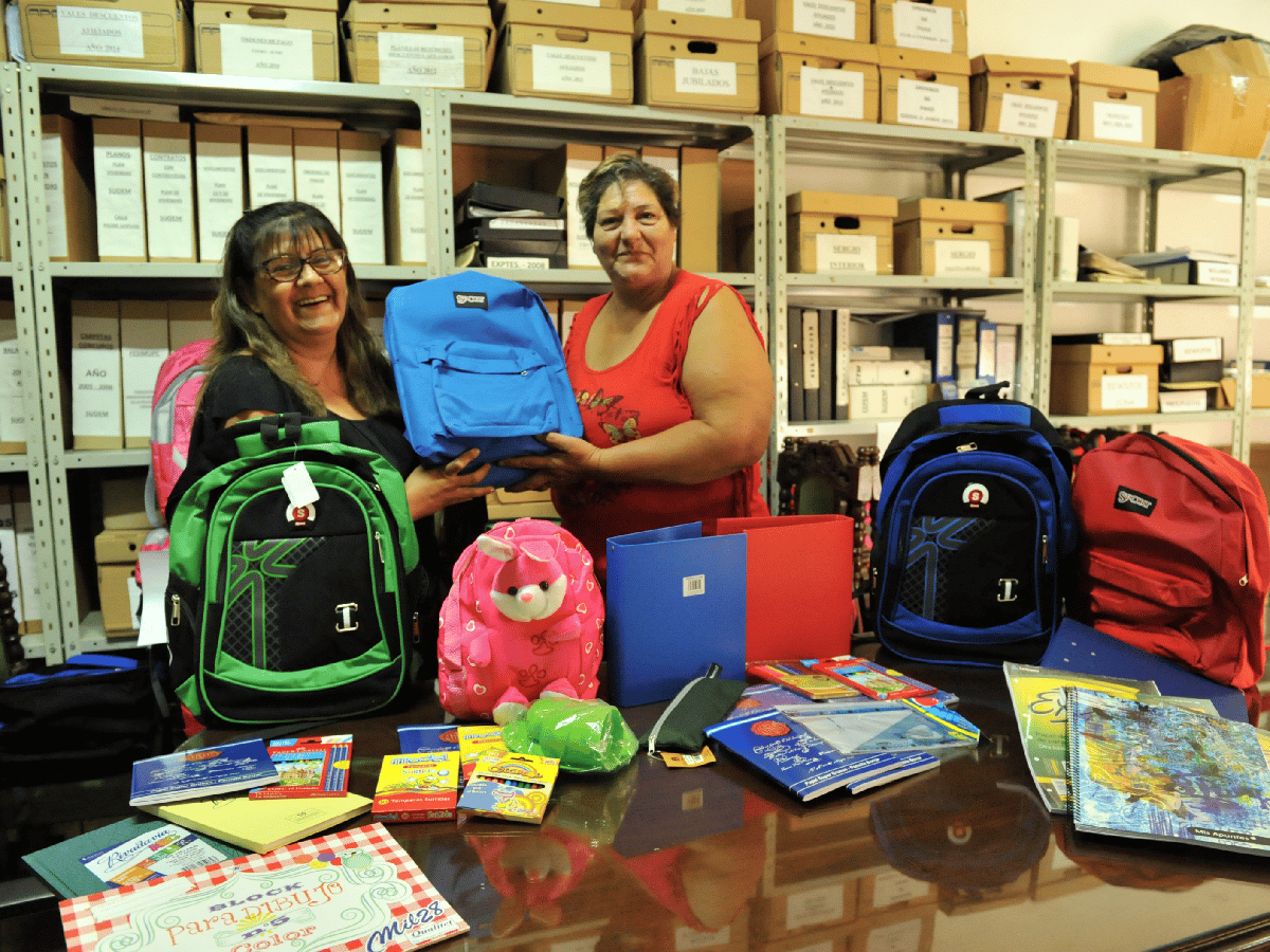 El Suoem distribuye kits escolares a sus afiliados