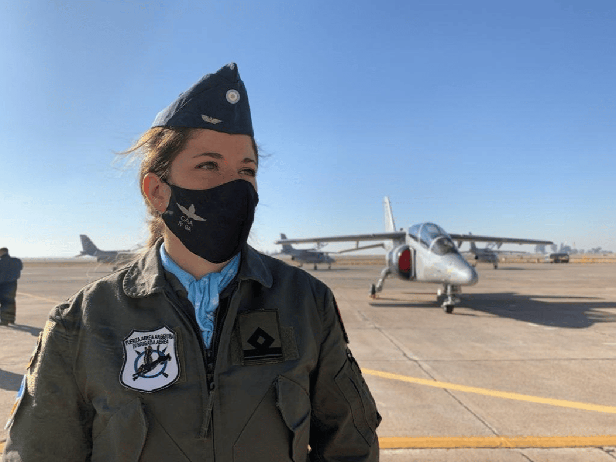 La primera piloto de caza de la Argentina hizo su vuelo de bautismo