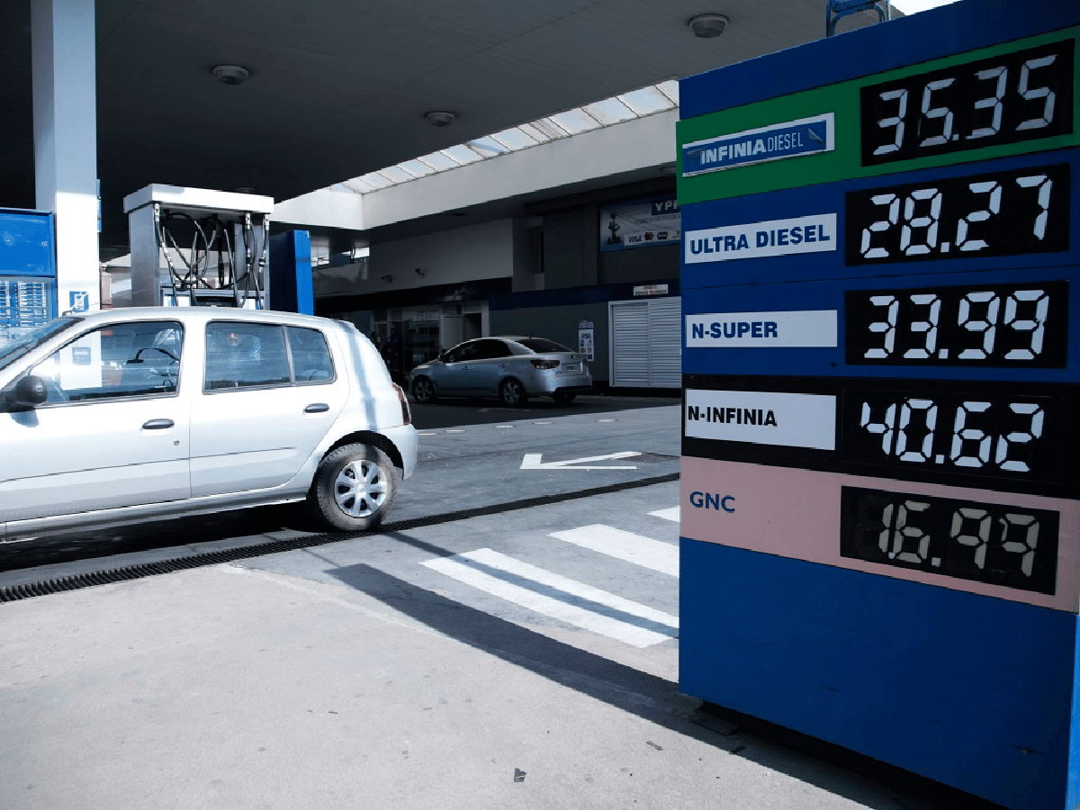 Nueva suba de los combustibles: la súper se vende casi a $34
