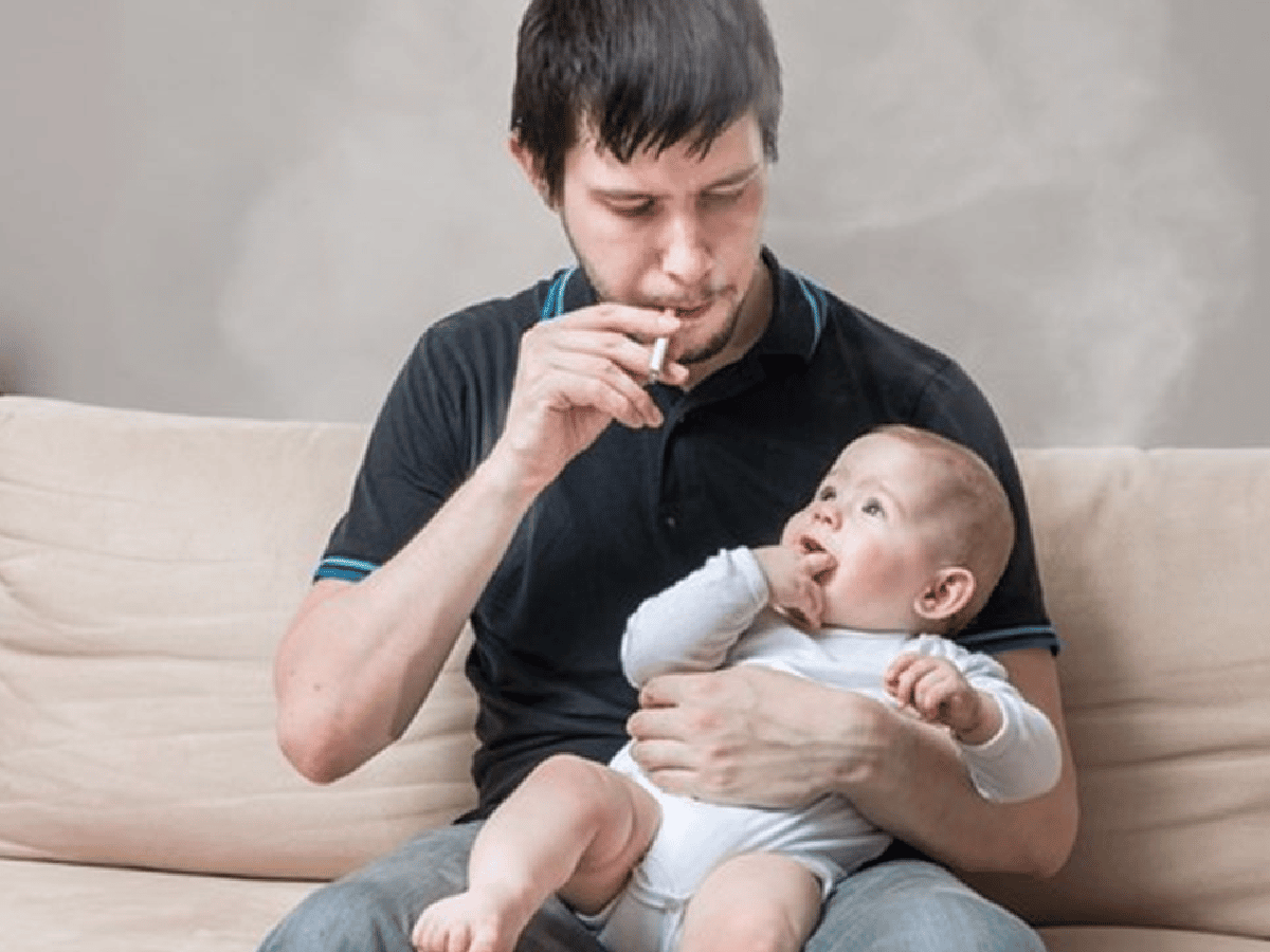 El riesgo de muerte súbita en bebés aumenta seis veces si los dos padres fuman