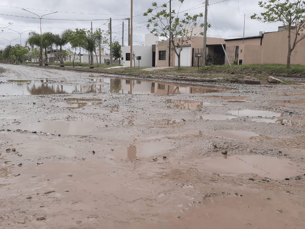 Preocupación de los vecinos por el deteriorado ingreso al barrio Los Palmares 