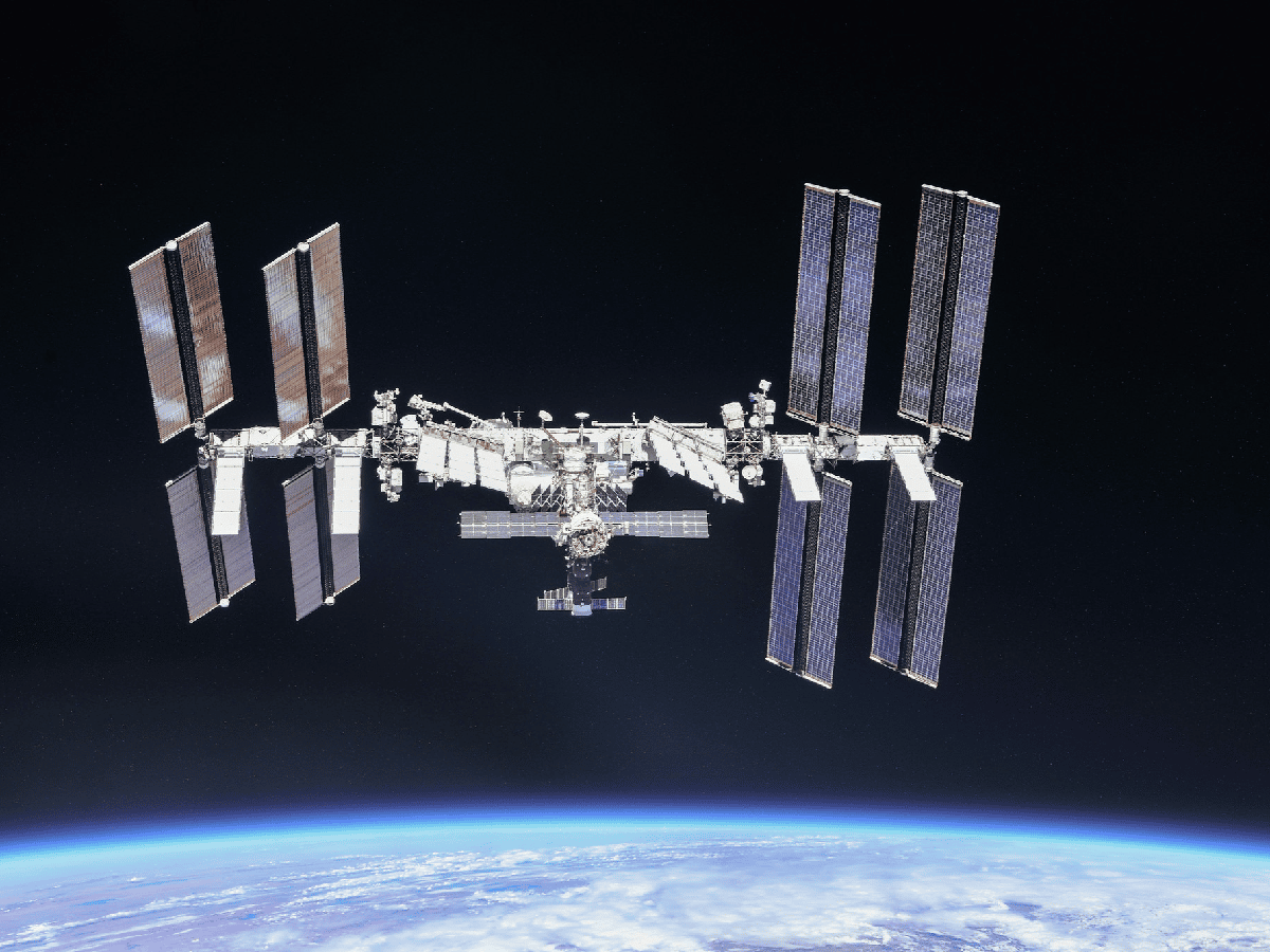 La primera misión espacial tripulada privada de EEUU se acopló con éxito a la EEI
