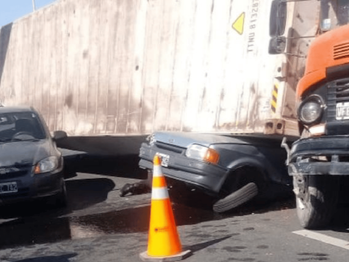 Un camión volcó y aplastó un auto: hay personas heridas