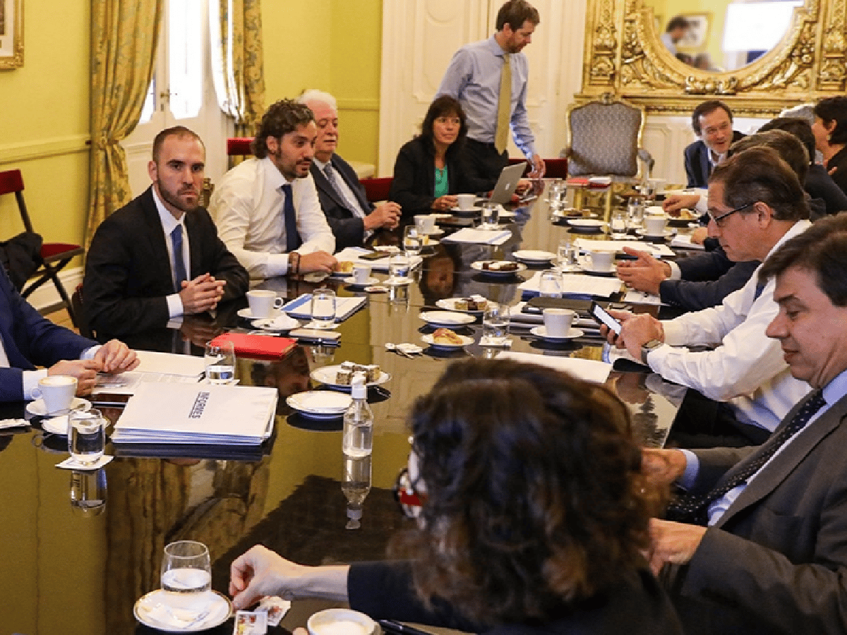 Alberto Fernández preside una reunión del gabinete económico