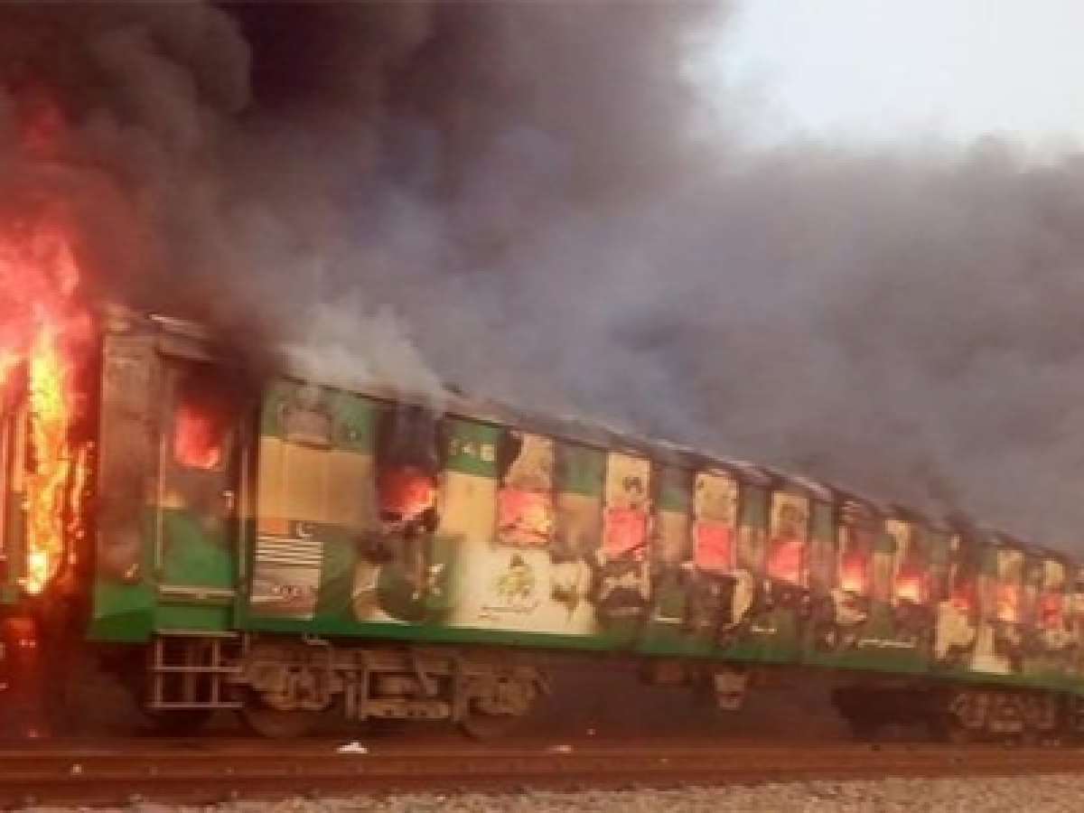 Tragedia en Pakistán: 71 muertos al incendiarse un tren