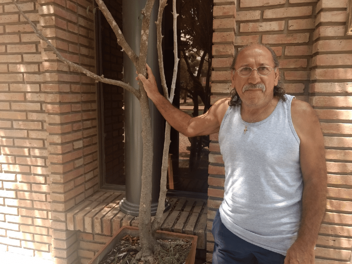 Ramón Lencina, el pintor de obra que lleva a la Peatonal su tributo a Horacio Guarany