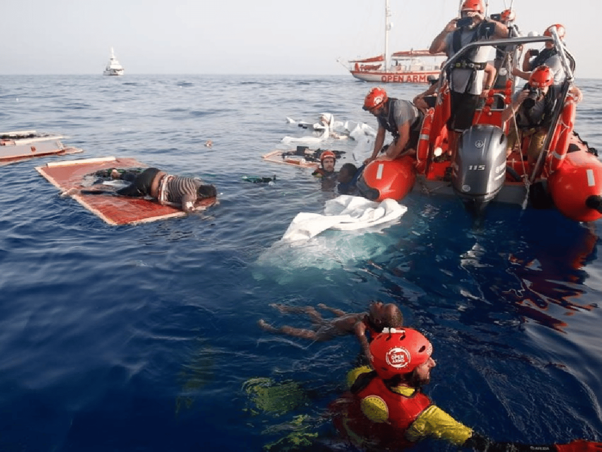 Barco de una ONG rescata a migrantes en el Mediterráneo en desafío a multas y amenazas