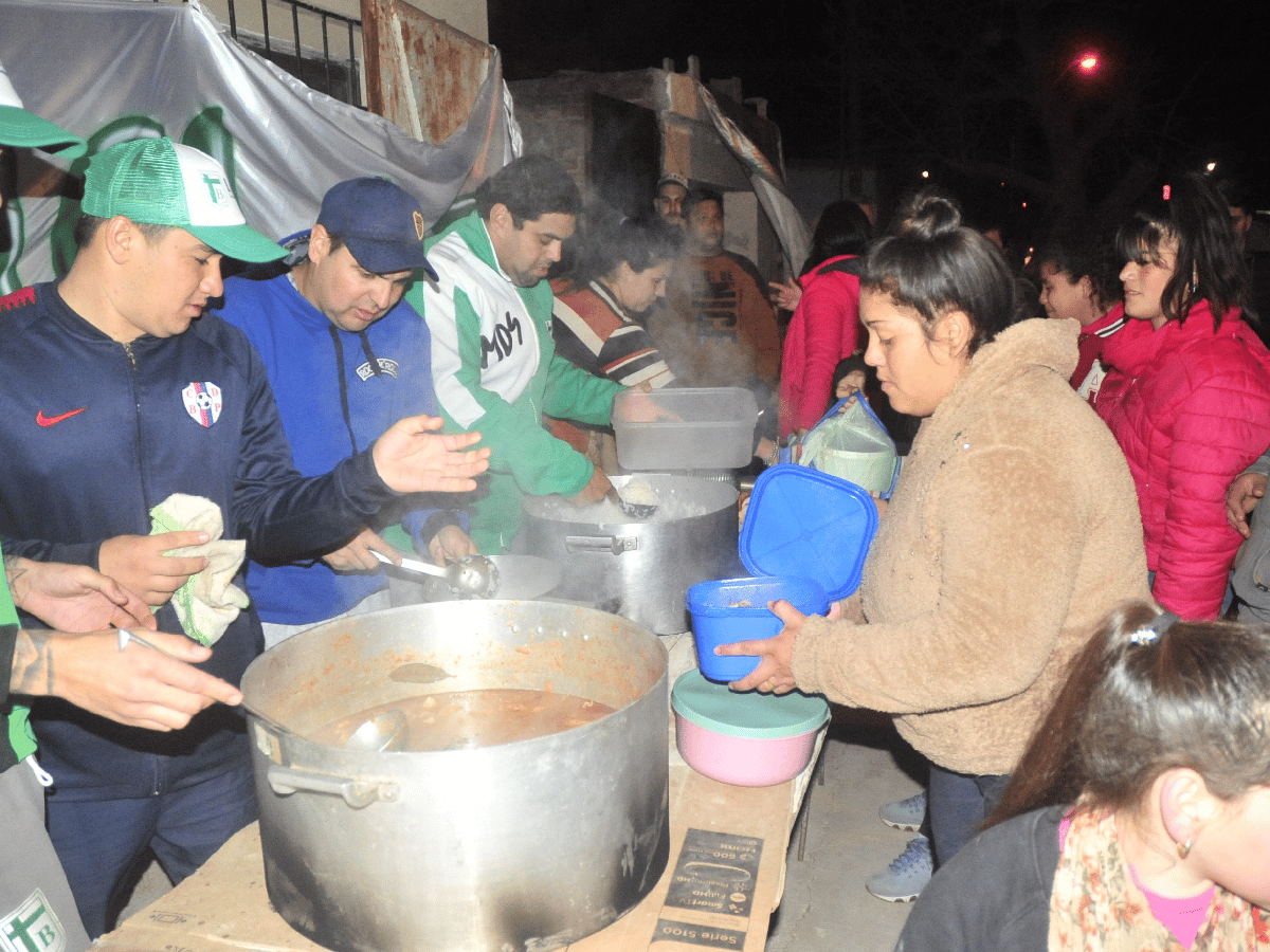 Hinchas solidarios: mañana repartirán comida caliente a los más necesitados