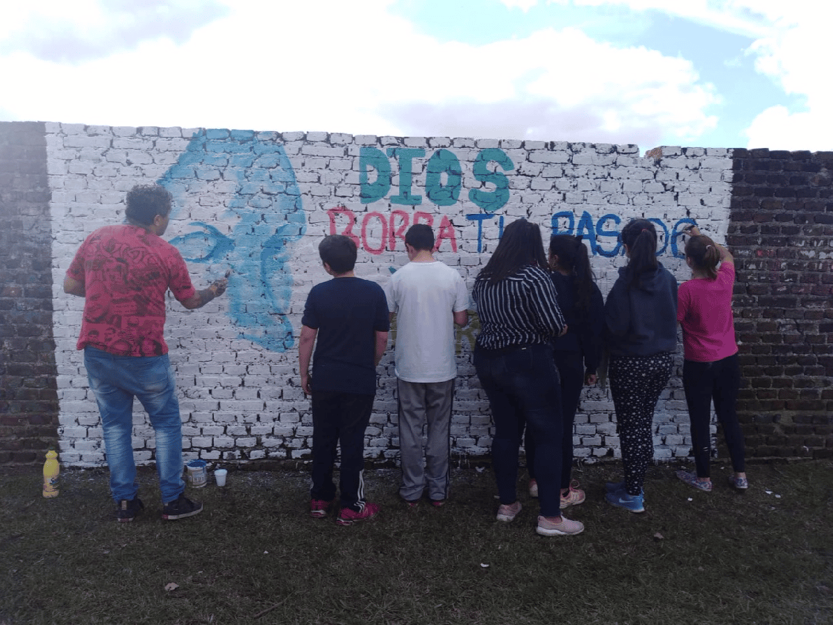 Contra los haters, adolescentes pintaron murales en la costanera 