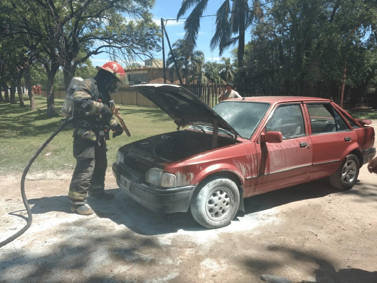 Empleados del ACA ayudaron a extinguir el incendio de un auto TITULO  