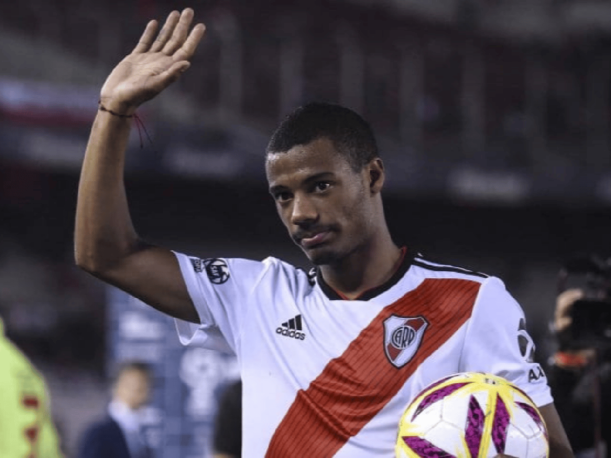 Ordenan detener al futbolista de River Nicolás De La Cruz en Paraguay