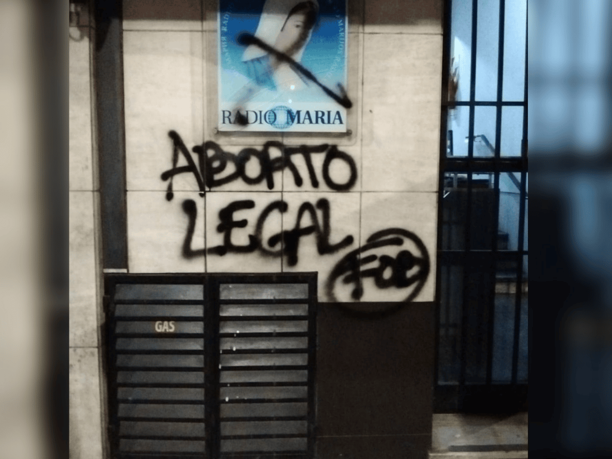 Agraviaron a la virgen en la fachada de Radio María en Córdoba