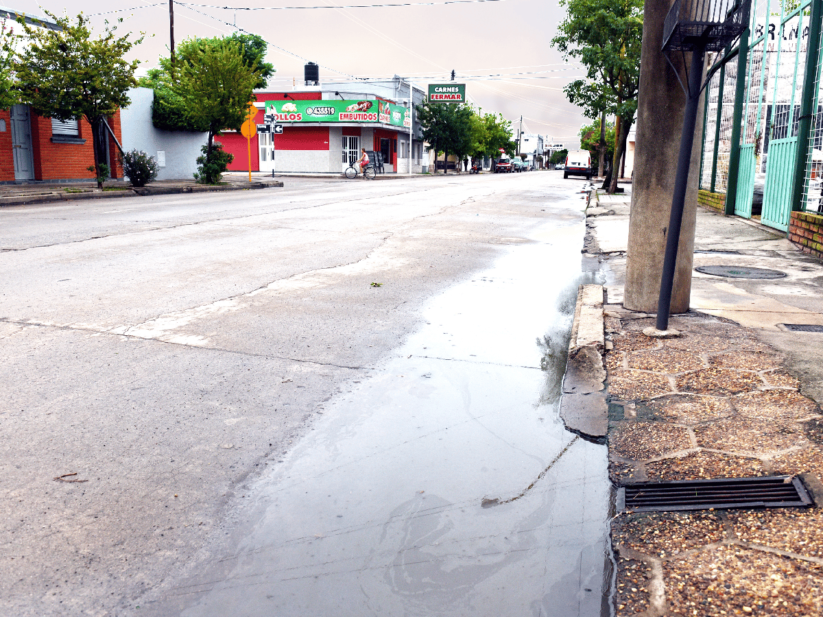 Vecinos siguen reclamando  por agua servida  en barrio San Martín