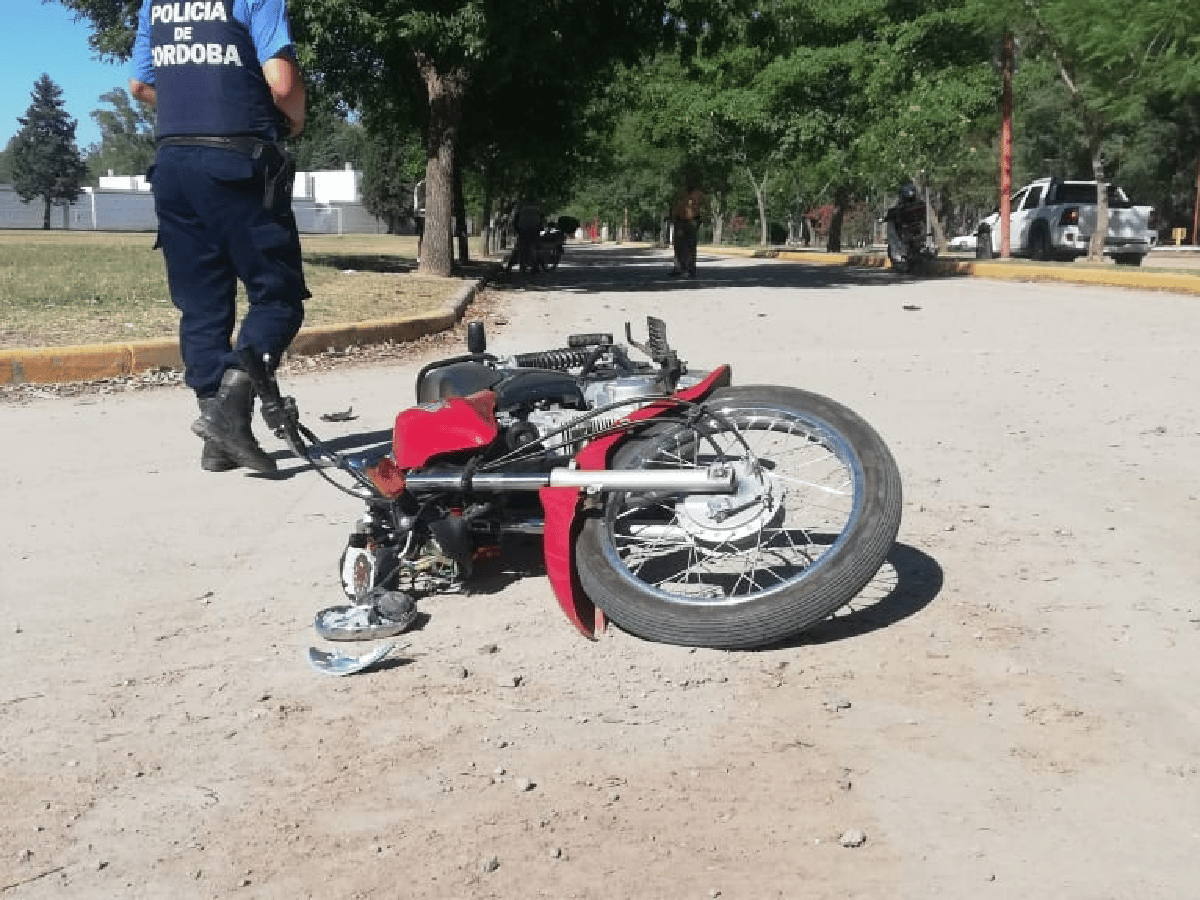 Arroyito: motociclista de 16 años murió tras estrellase con una árbol 