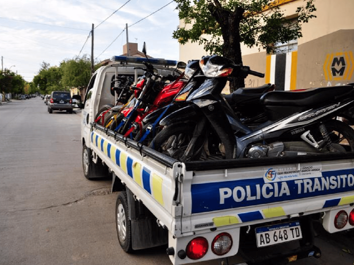 Once motos y un transporte escolar, secuestrados en control vial