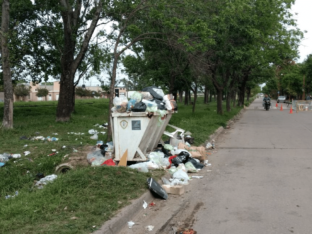 Quejas por contenedores de basura desbordados 