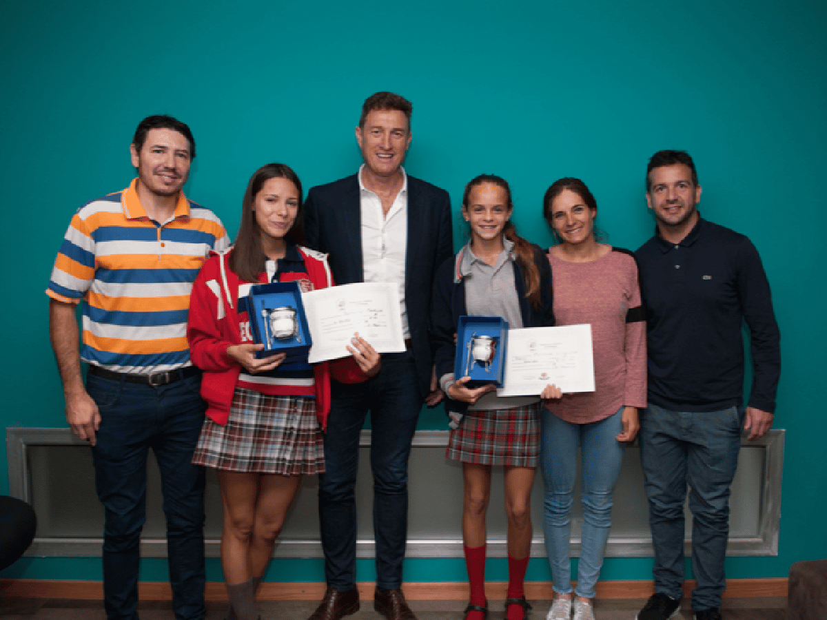 García Aresca recibió a atletas de la escuela municipal tras competencia 