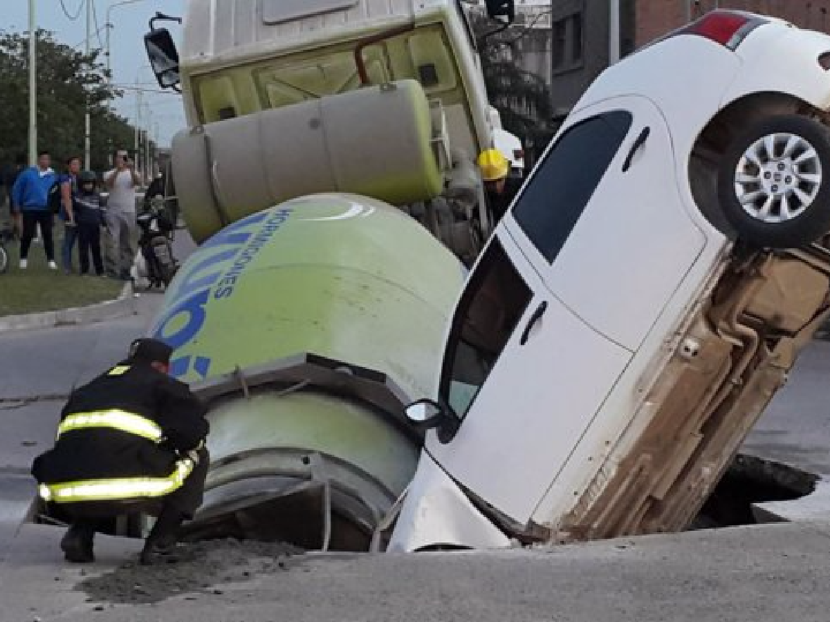[Video] Chaco: un auto y un camión fueron "tragados" por un inmenso pozo 