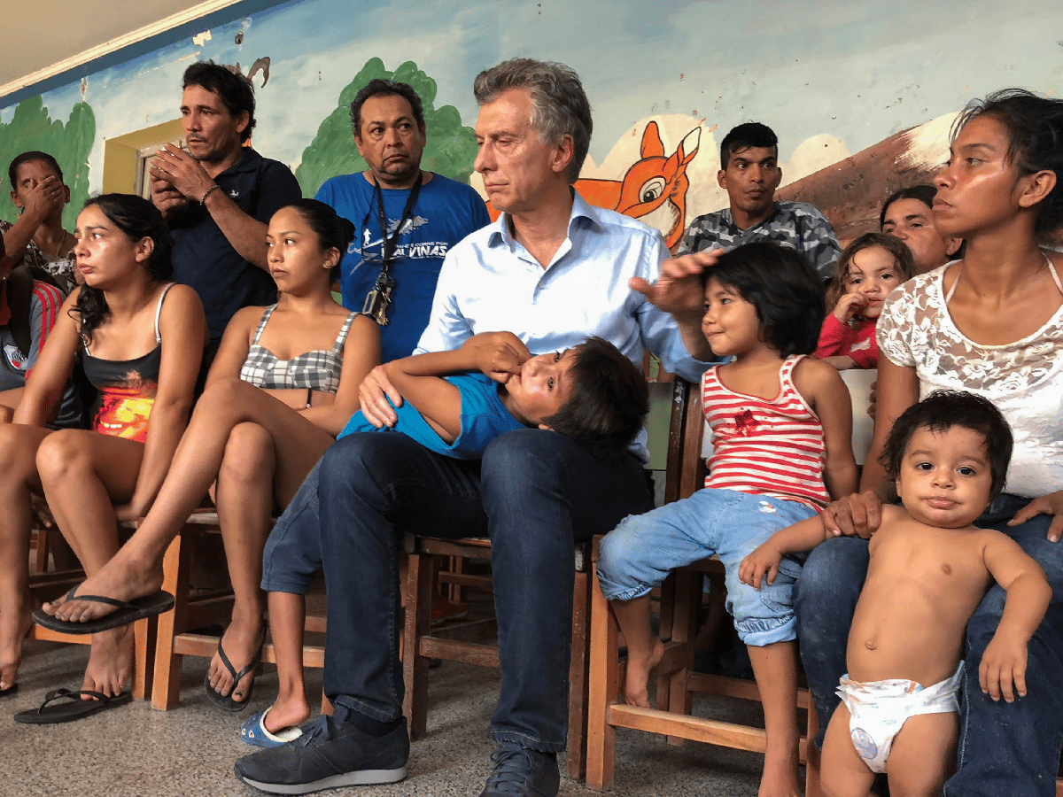 En su regreso de Brasil, Macri visitó los pueblos inundados del Chaco