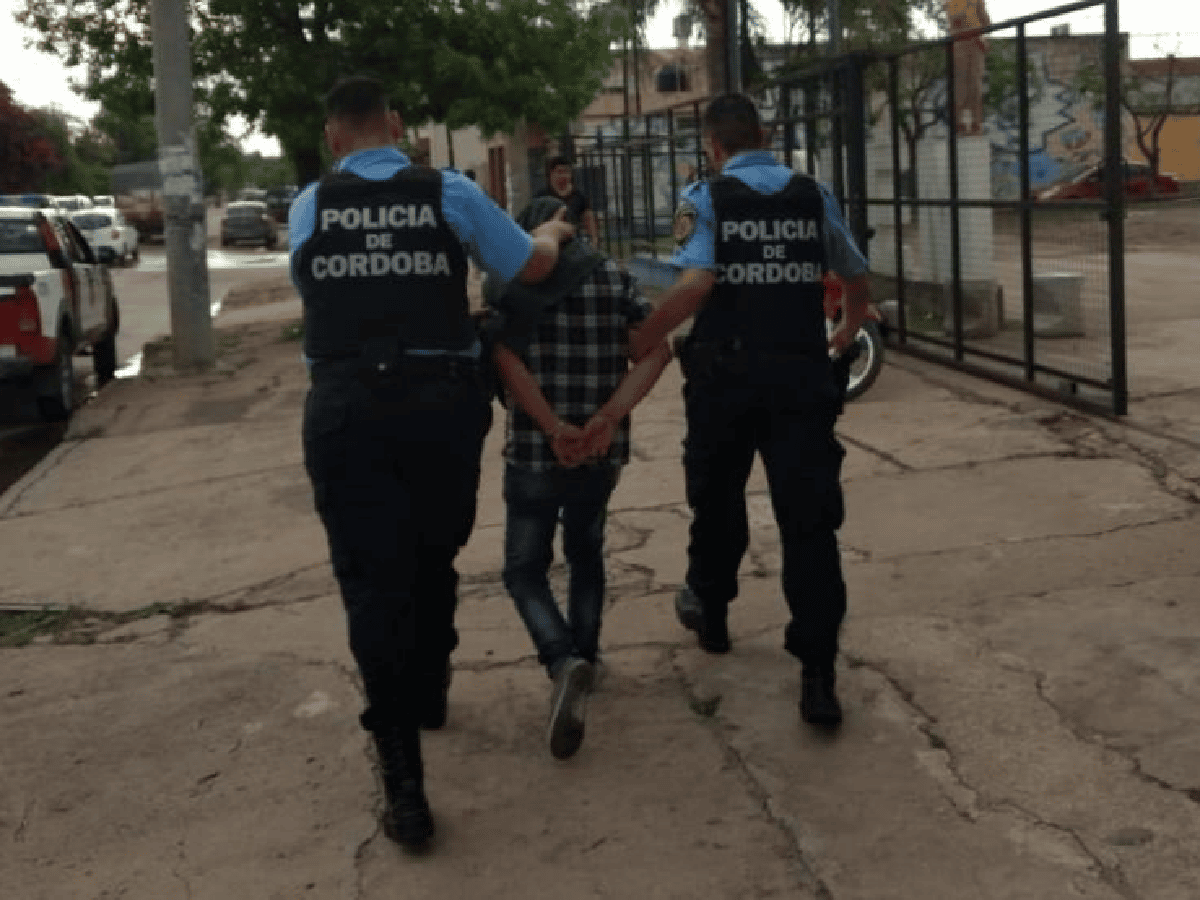 Trasladan a sede policial al padrastro detenido por abuso de una niña en barrio Independencia 