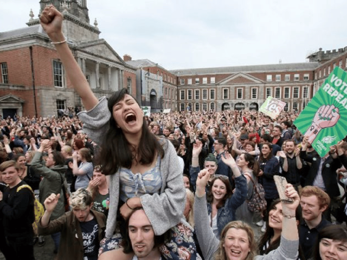 El parlamento irlandés legalizó el aborto