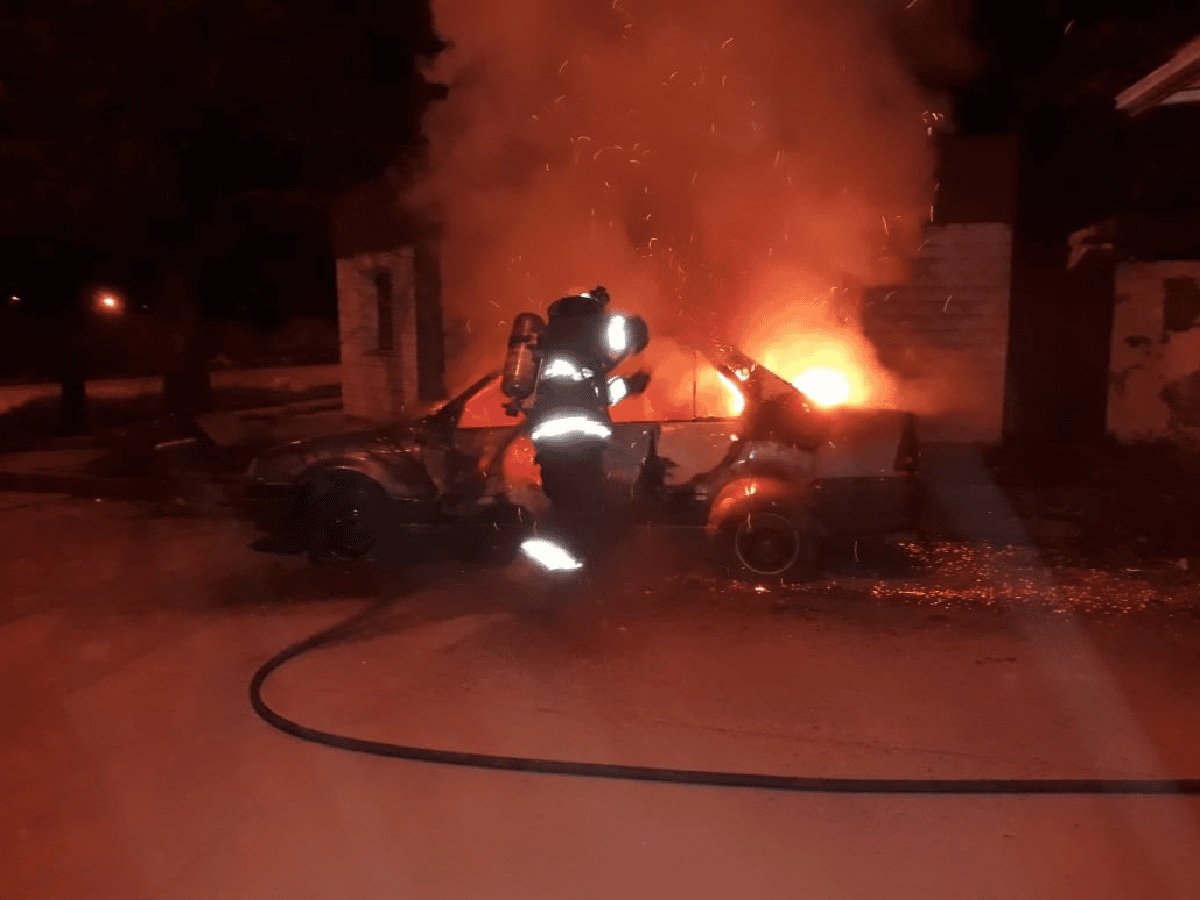 El incendio intencional de un auto desató pelea entre vecinos  que amenazaron a los bomberos