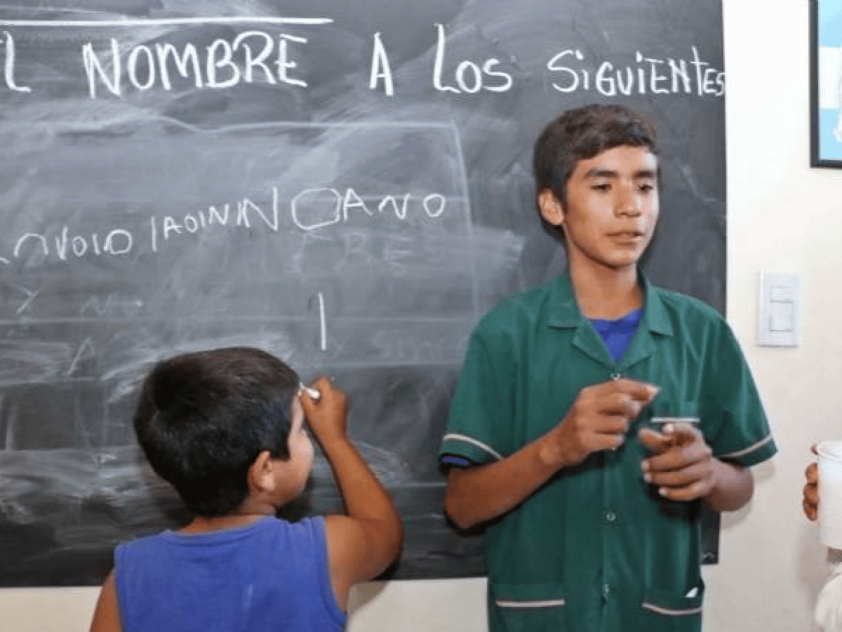 San Juan: un niño que daba clases en su casa inauguró su escuela