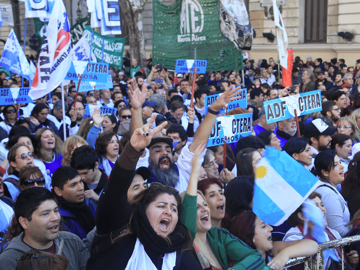 Masiva marcha de docentes y estudiantes a Plaza de Mayo con duras críticas al Gobierno 