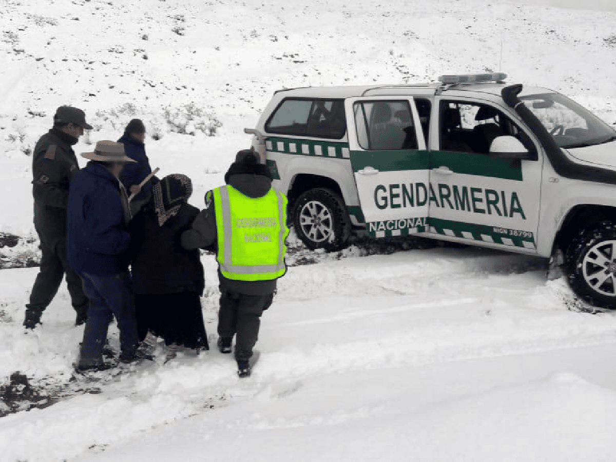 Rescate en la nieve: dos abuelos de 75 y 105 años quedaron aislados por el frío