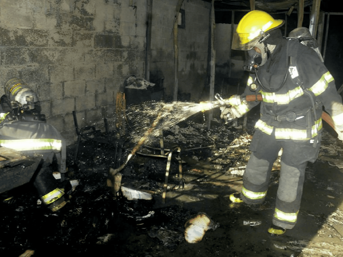 Bomberos extinguieron un incendio en el Parque Industrial