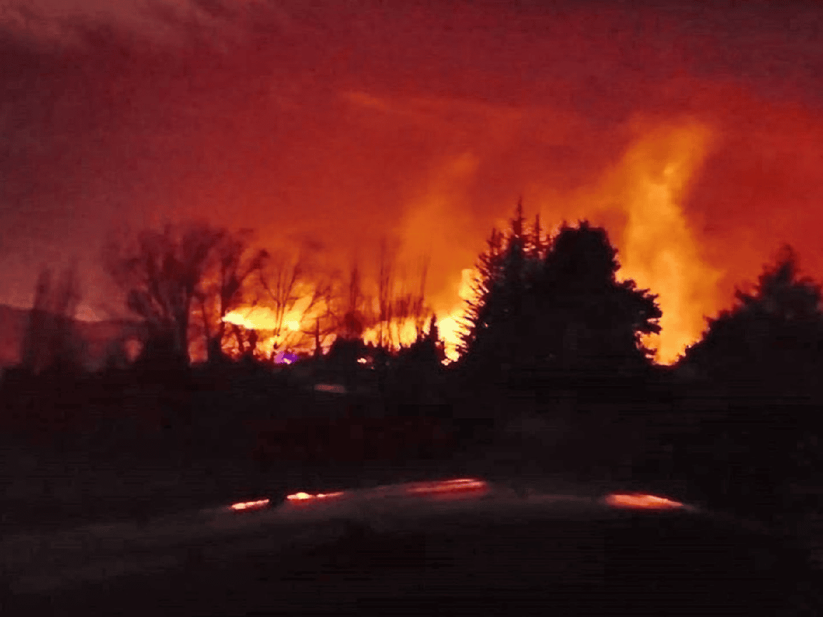  Voraz incendio en Mendoza: un muerto y 40 casas quemadas