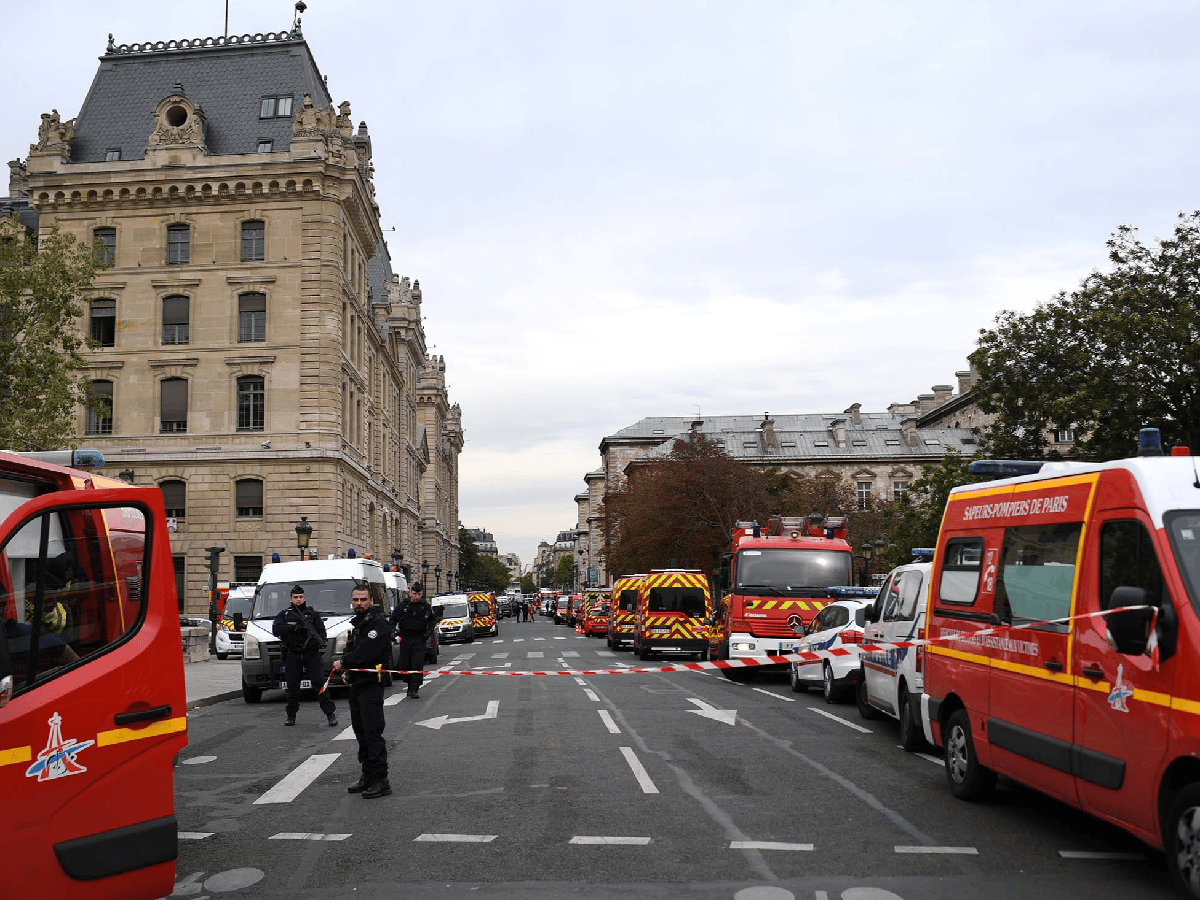 Un hombre mata a cuatro policías en un ataque con un cuchillo en París
