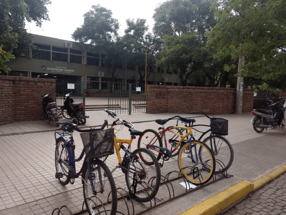 Ahora, las bicis y motos del San Martín se estacionan fuera del colegio 