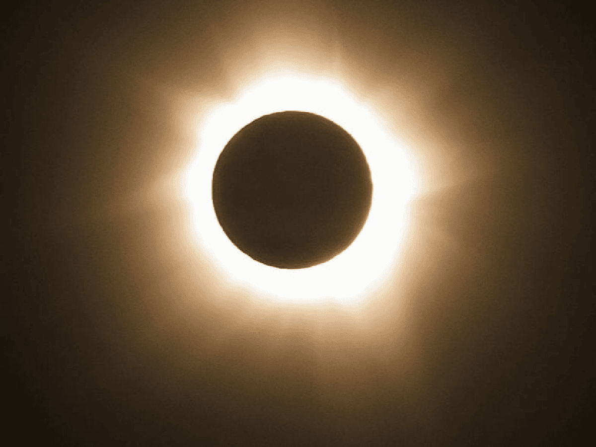 Cuatro personas asistidas por ver el eclipse sin protección