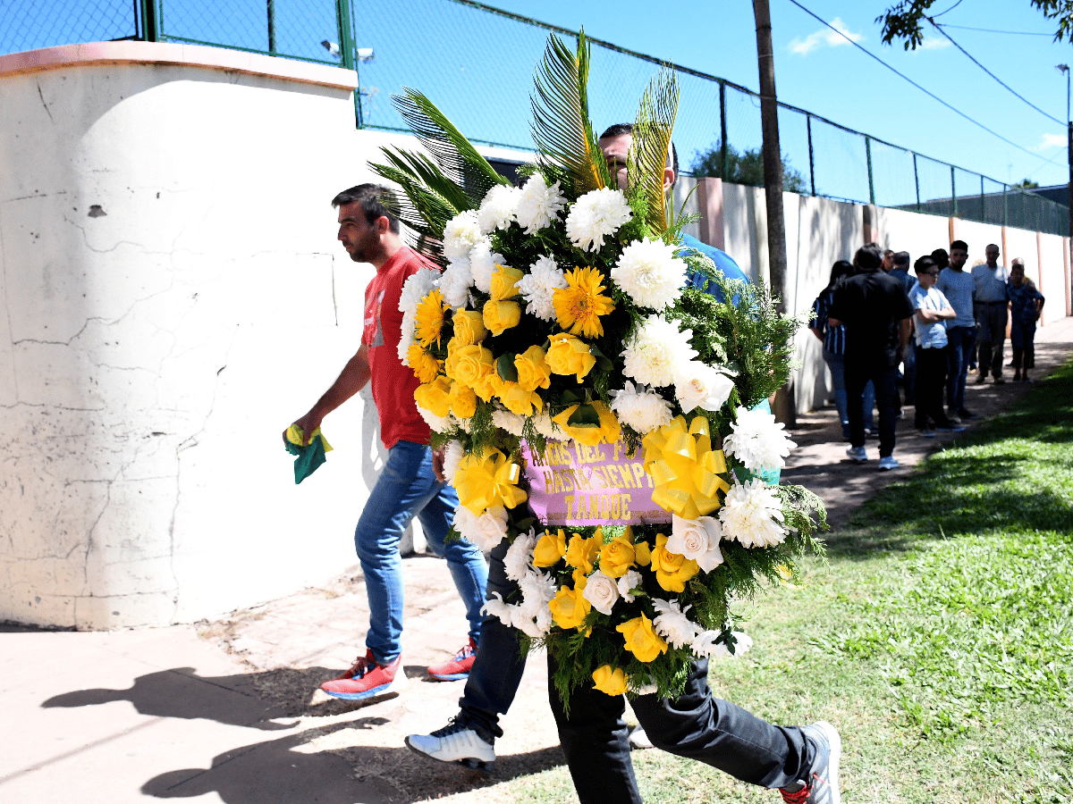 Bajo un clima de tristeza se realiza el funeral de Emiliano Sala en Progreso