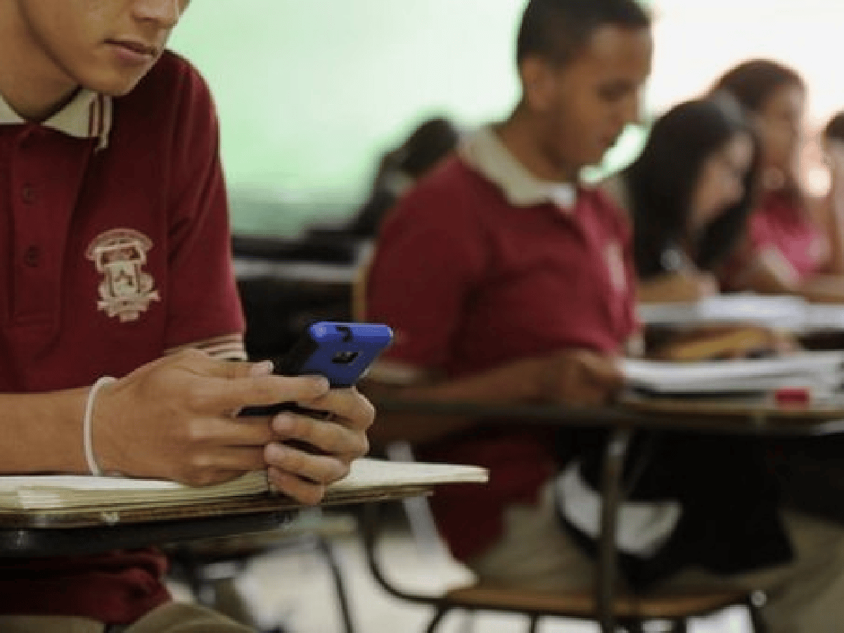 Francia prohíbe el uso de celulares en las escuelas