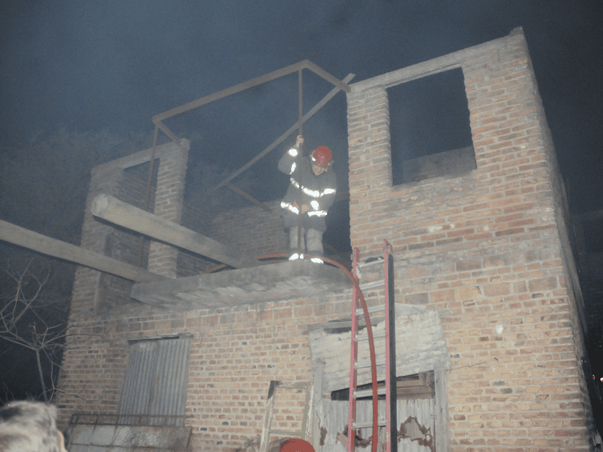 Un incendio afectó una carpintería abandonada en barrio Hernández