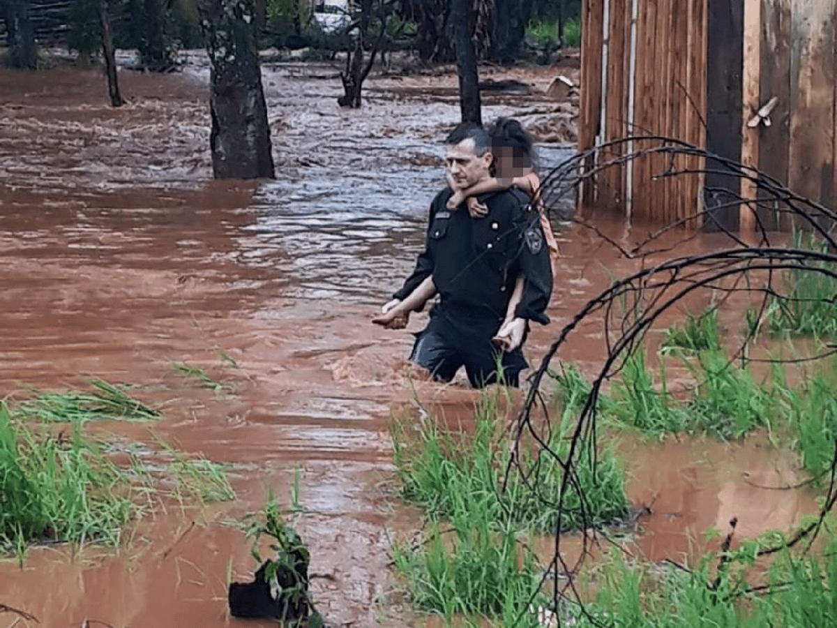[Video] Misiones: el heroico rescate de cinco hermanitos por las inundaciones