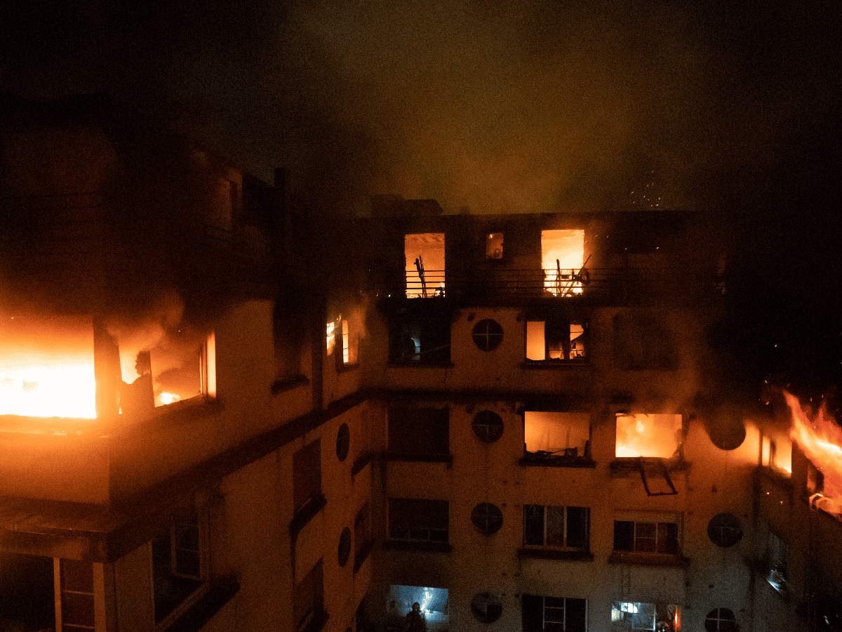 Son nueve los muertos en el incendio en París e investigan si fue intencional
