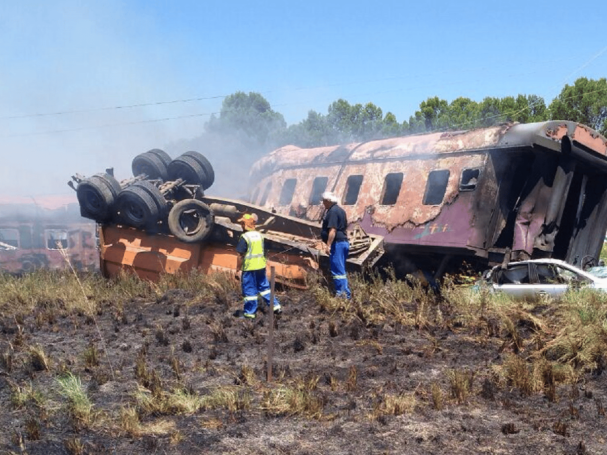 Al menos 18 muertos y más de 260 heridos al chocar un tren y un camión en Sudáfrica