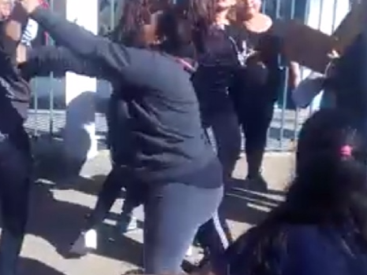 [VIDEO] Violenta pelea de mujeres en la puerta de un jardín 