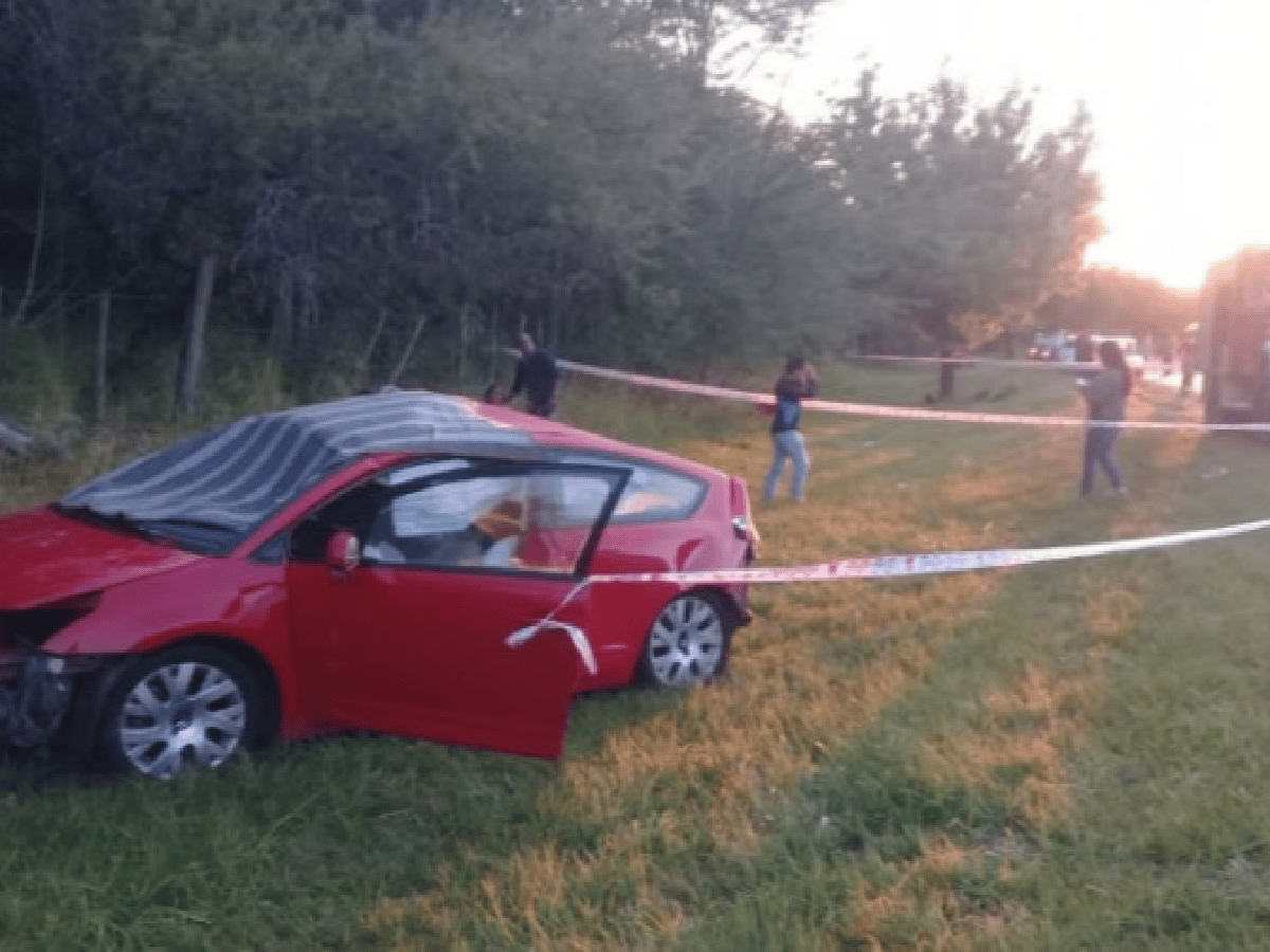 Dos muertos al estrellarse un auto contra un árbol